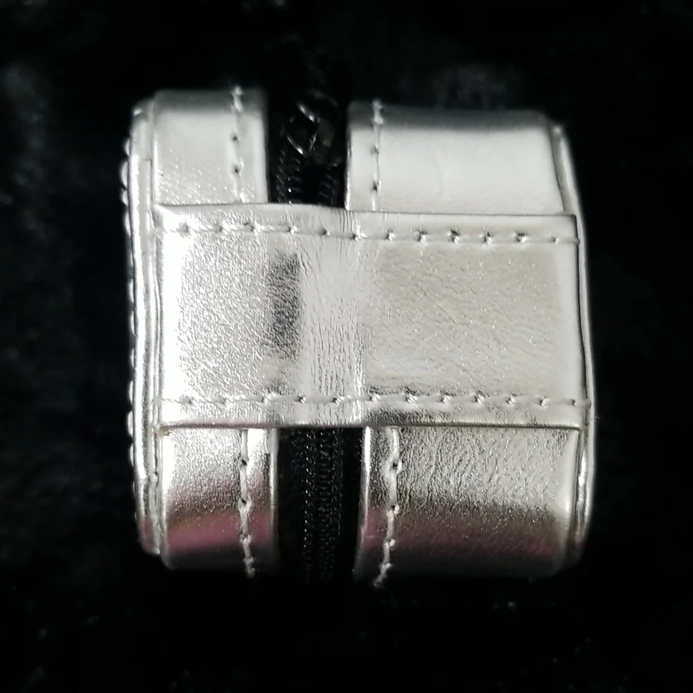 TOUS SILVER ZIP AROUND RING CASE - Picture 5 of 8